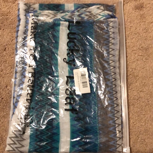 Lucky Leaf Infinity Aztec scarf - Picture 2 of 2
